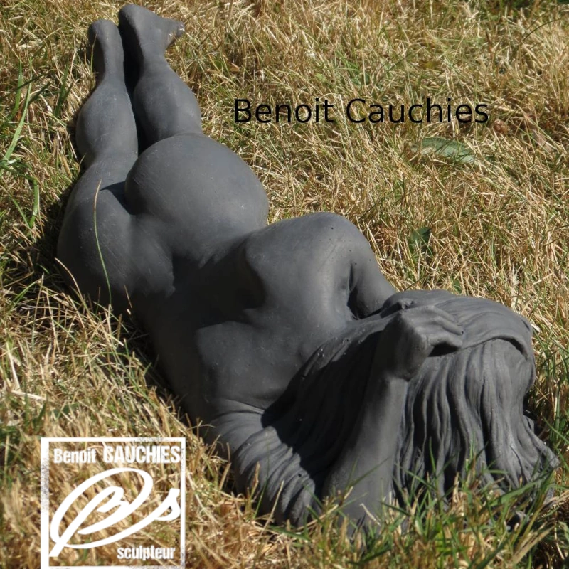 sculpture tirage béton femme allongée . sculptée par Benoit Cauchies