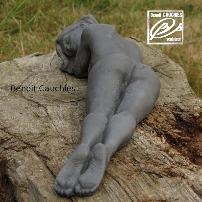 sculpture tirage béton femme allongée . sculptée par Benoit Cauchies