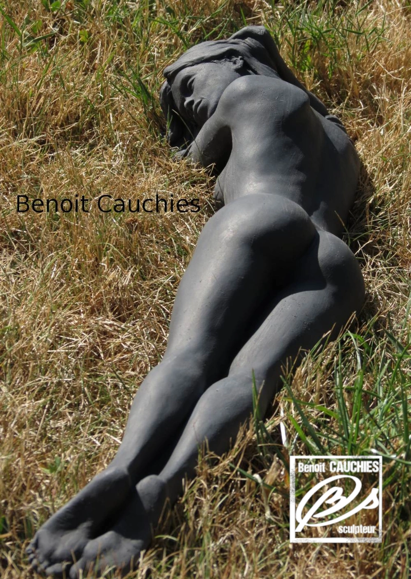 sculpture tirage béton femme allongée . sculptée par Benoit Cauchies