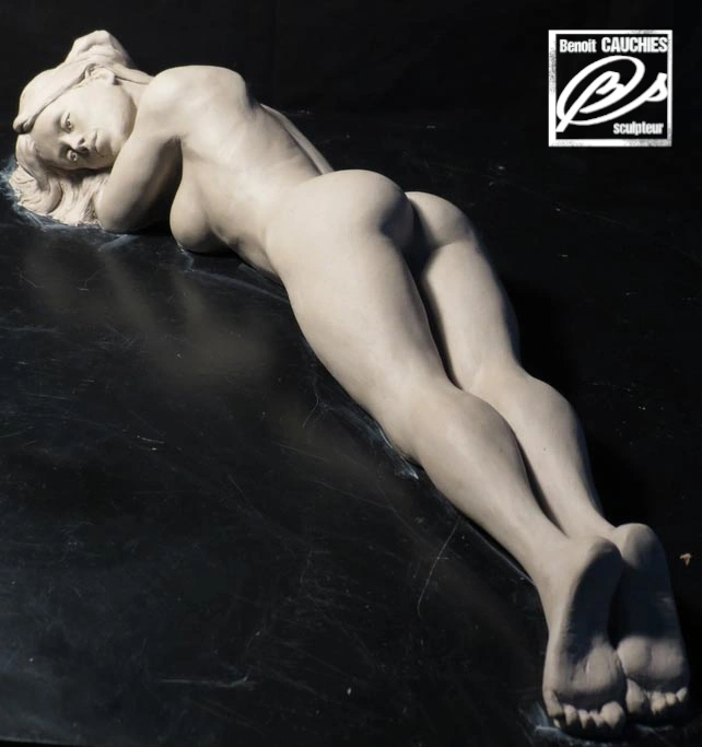 sculpture terre originalfemme allongée . sculptée par Benoit Cauchies