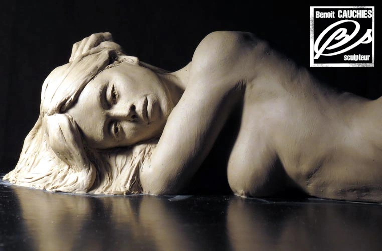 sculpture terre originalfemme allongée . sculptée par Benoit Cauchies