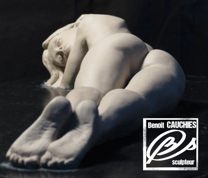 sculpture terre originalfemme allongée . sculptée par Benoit Cauchies