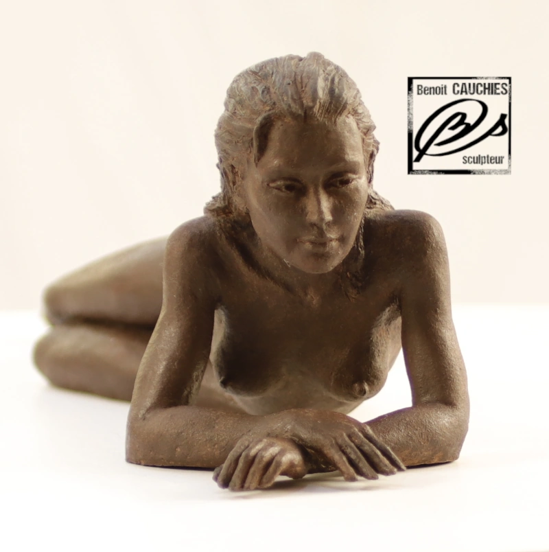 Sculpture terre -original- femme allongée de Benoit Cauchies sculpteur