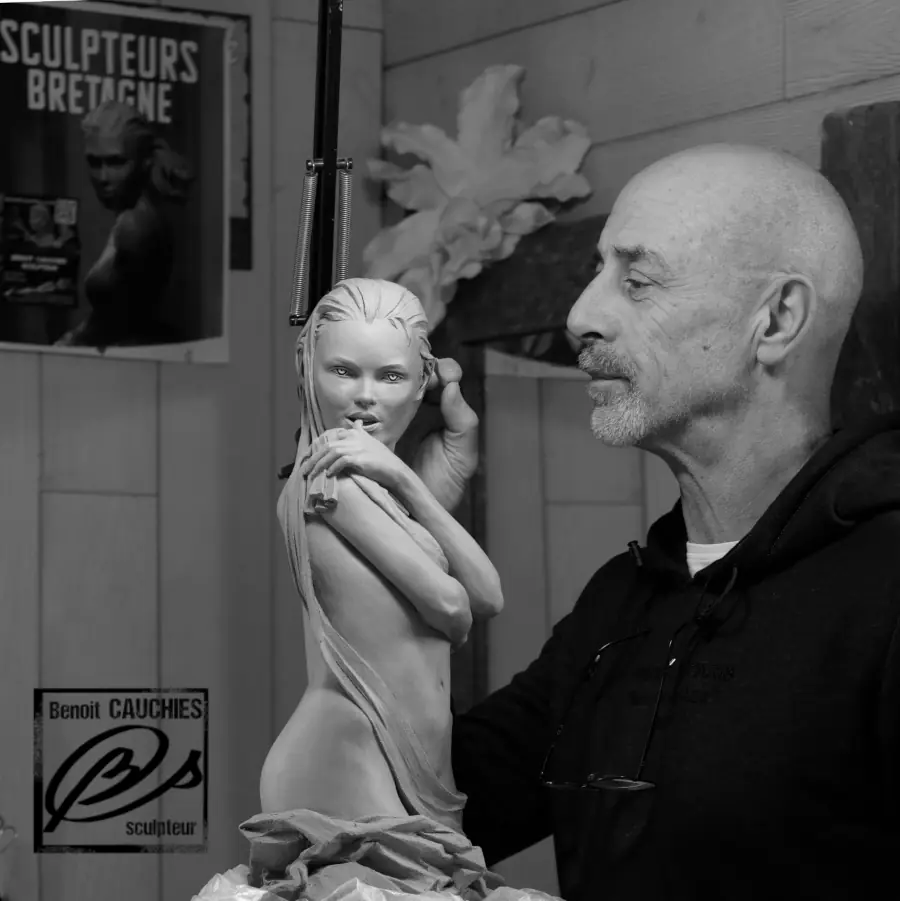 photo de Benoit Cauchies modelant une de ses oeuvres